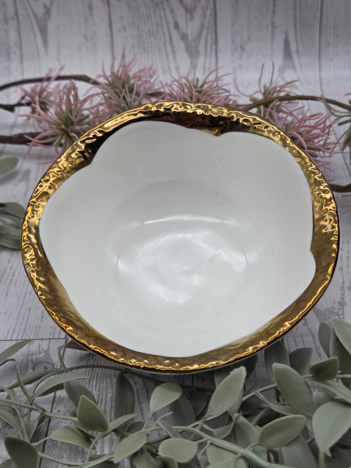 Elegant ceramic bowl with gold rim