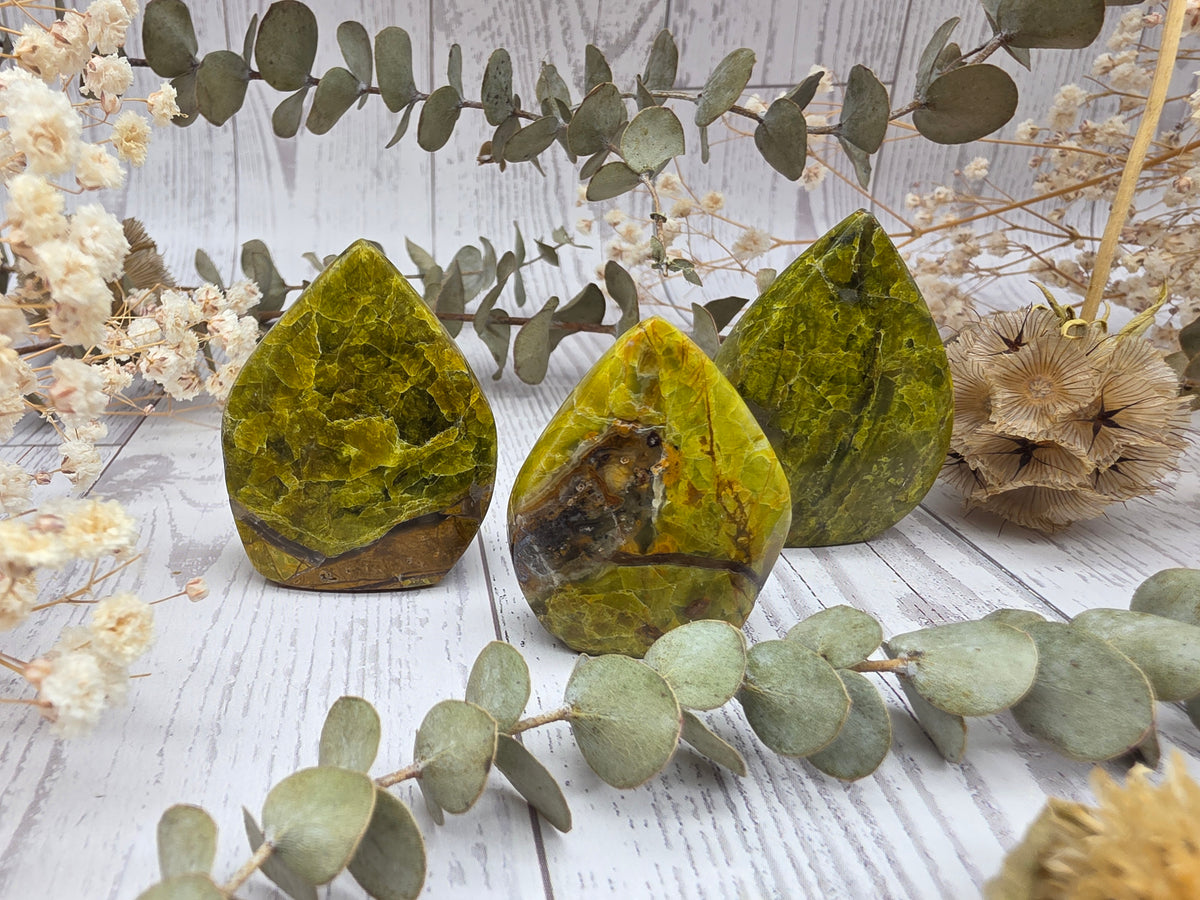 Green opal flame with polished surface