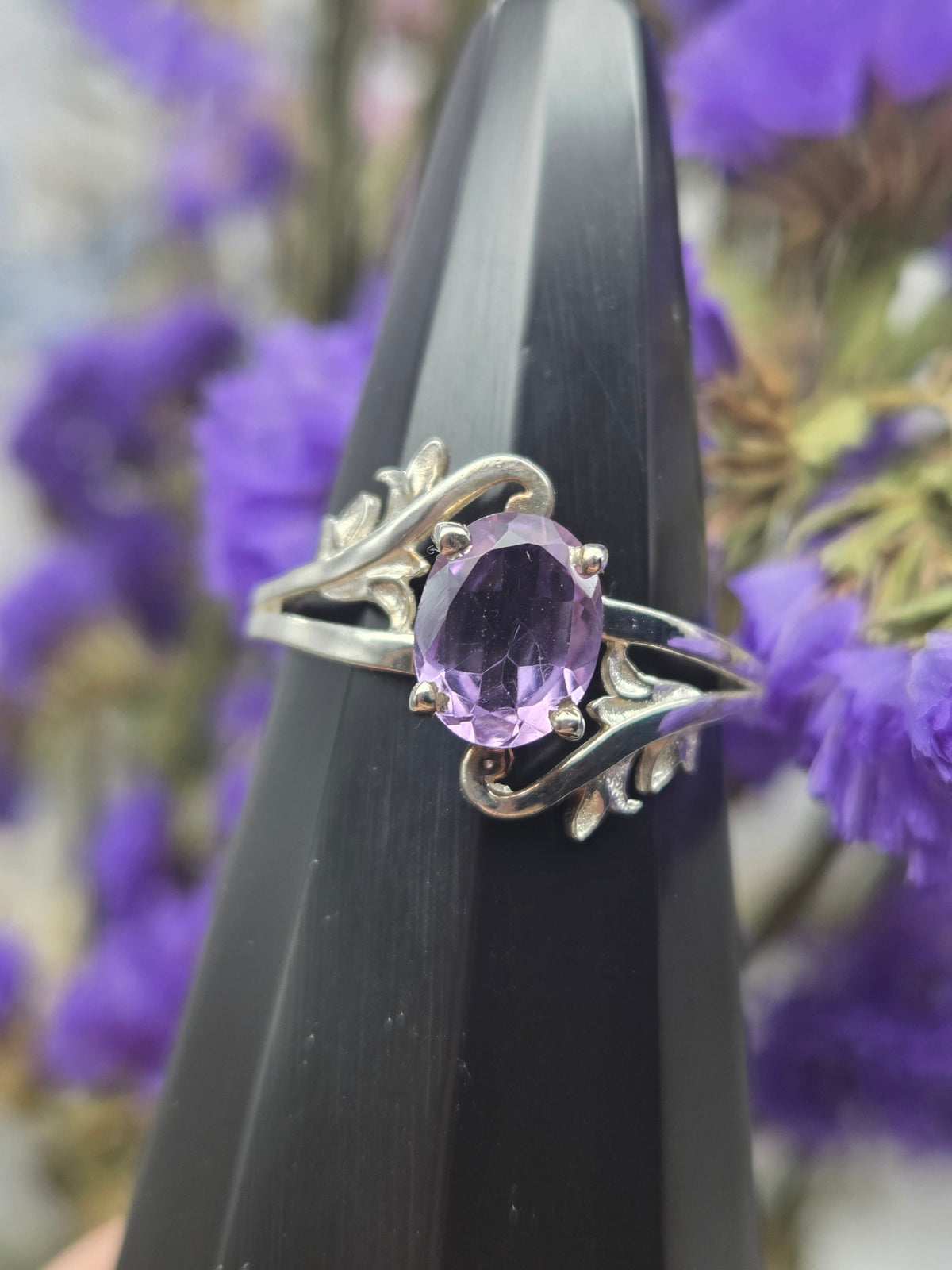 Sterling silver ring with a purple amethyst gemstone and leaf detailing
